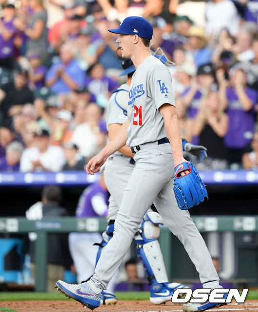 28일(한국시간) 미국 콜로라도주 덴버 쿠어스필드에서 '2019 메이저리그' 콜로라도 록키스와 LA다저스의 경기가 열렸다. 이날 콜로라도는 선발투수로 피터 램버트를, LA다저스는 워커 뷸러를 내세웠다. 2회말 2사 2실점으로 동점 허용한 LA다저스 선발투수 워커 뷸러가 아쉬워하고 있다. / eastsea@osen.co.kr