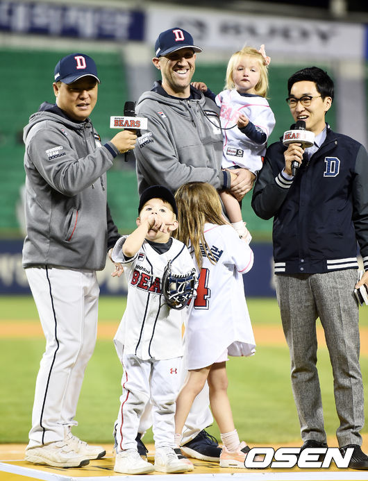 경기에서 승리한 두산 린드블럼이 인터뷰를 하며 미소 짓고 있다. /pjmpp@osen.co.kr