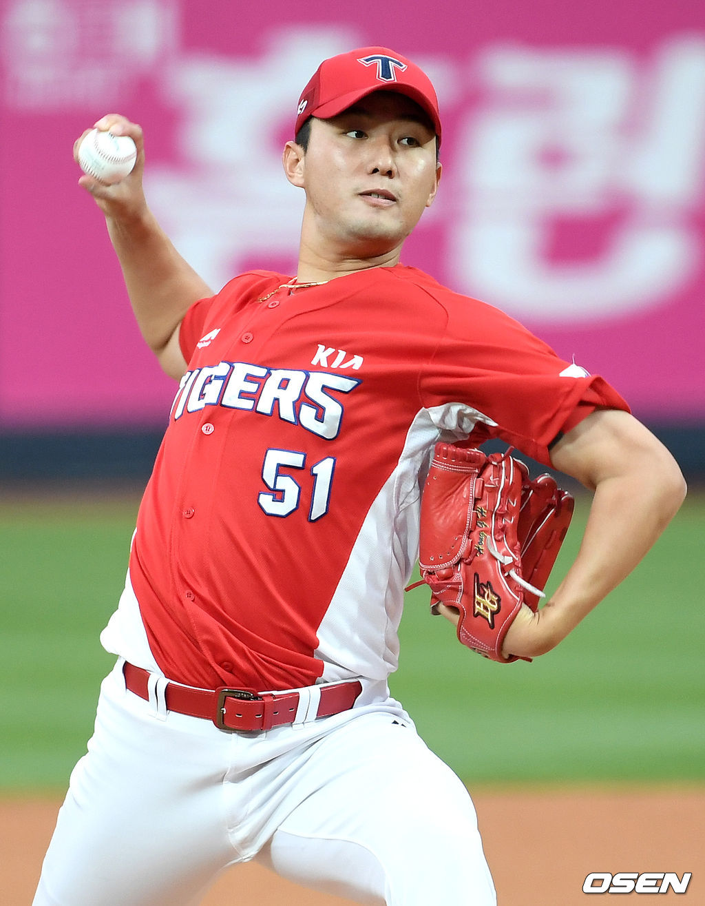 KIA 선발 홍건희가 힘차게 공을 뿌리고 있다. /dreamer@osen.co.kr