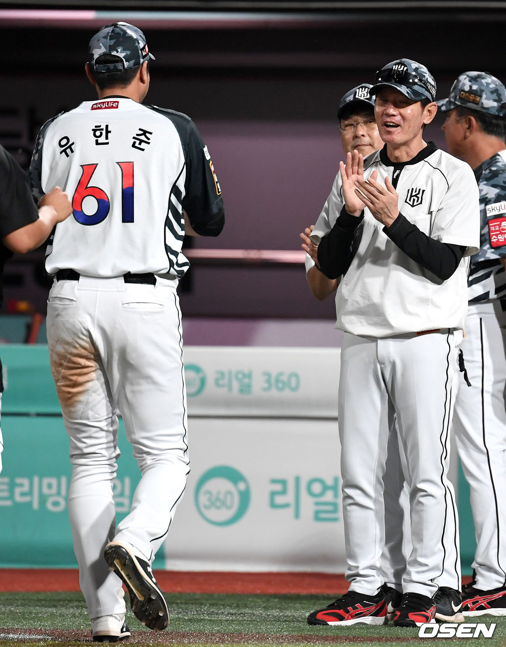 승리를 거둔 KT 이강철 감독과 유한준이 인사를 나누고 있다. /dreamer@osen.co.kr