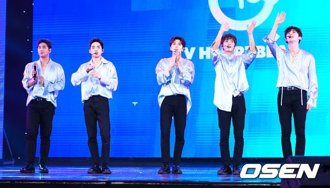 그룹 뉴이스트가 팬들을 향해 인사하고 있다. /hyun309@osen.co.kr