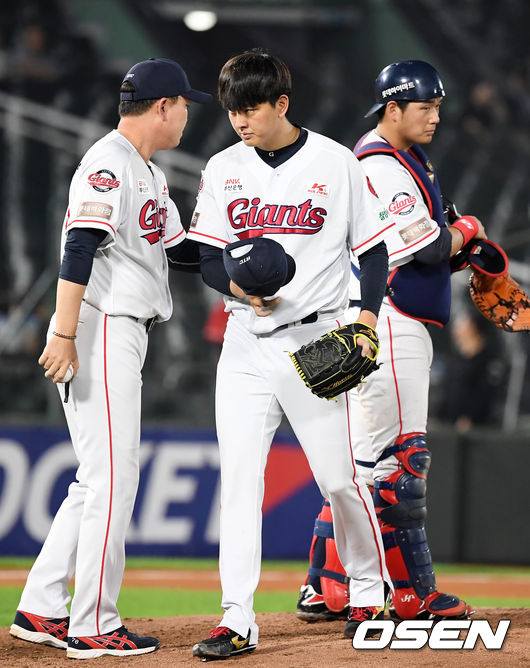 6회초 무사 주자 1루 kt 박경수 타석에서 롯데 선발 김원중이 마운드를 내려가고 있다./rumi@osen.co.kr