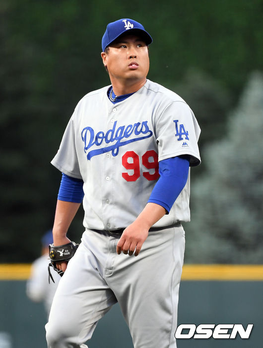 29일(한국시간) 미국 콜로라도주 덴버 쿠어스필드에서 '2019 메이저리그' 콜로라도 록키스와 LA다저스의 경기가 열렸다. 1회말 2사 1루 류현진이 천적 아레나도에게 투런 홈런을 허용 아쉬워하고 있다./ eastsea@osen.co.kr