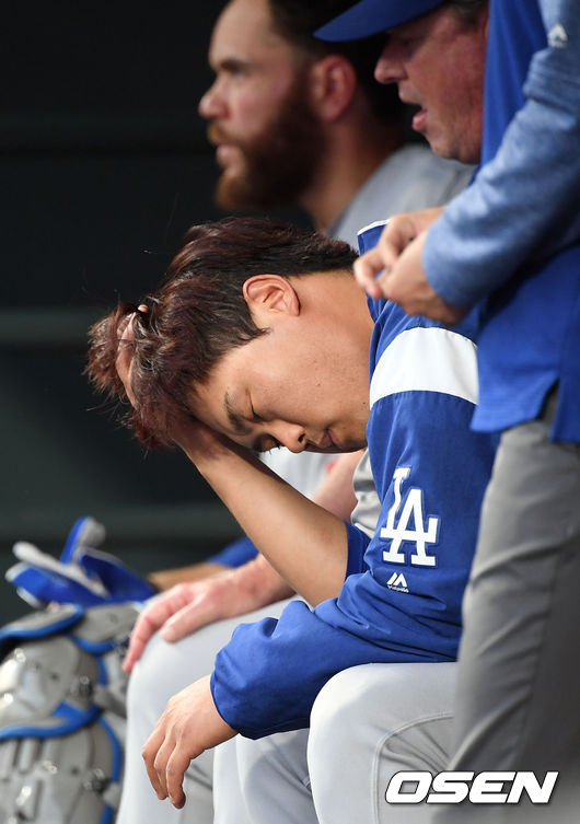 4회말 이닝을 마무리 한 류현진이 더그아웃에서 아쉬운 표정을 짓고 있다./ eastsea@osen.co.kr