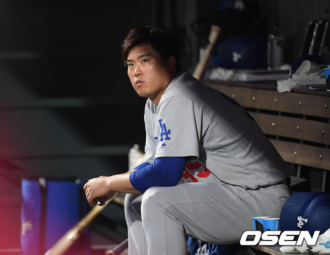 29일(한국시간) 미국 콜로라도주 덴버 쿠어스필드에서 '2019 메이저리그' 콜로라도 록키스와 LA다저스의 경기가 열렸다. 5회말 무사 5회에만 5실점 한 류현진이 강판, 더그아웃에서 생각에 잠겨 있다./ eastsea@osen.co.kr