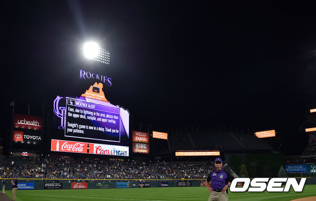 콜로라도 쿠어스필드 인근에 빗줄기가 굵어졌고, 번개 예보가 내려지면서 경기가 잠시 중단됐다.  29일(이하 한국시간) 미국 콜로라도주 덴버 쿠어스필드에서 열리는 다저스와 콜로라도의 경기가 7회말 시작을 앞두고 잠시 중단됐다.  사진은 우천과 번개 예보가 내려지면서 잠시 중단을 알리는 전광판 / eastsea@osen.co.kr