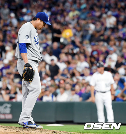 류현진(LA 다저스)은 다시 한 번 천적과 로키산맥 앞에서 좌절했다. 악연의 고리를 끊지 못했다.류현진은 29일(이하 한국시간) 미국 콜로라도주 덴버 쿠어스필드에서 열린 콜로라도 로키스와의 경기에 선발 등판해 4이닝 9피안타(3피홈런) 1볼넷 4탈삼진 7실점으로 강판됐다. 4번째 10승 도전은 쿠어스필드의 로키산맥 앞에 좌절했다.총 7실점으로 류현진이 강판되고 있다. / eastsea@osen.co.kr