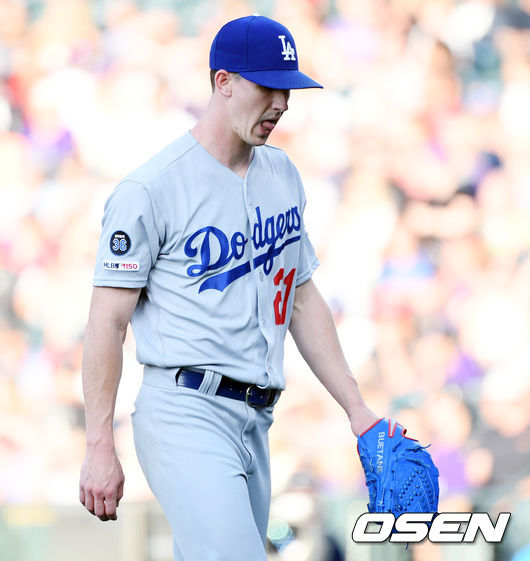 28일(한국시간) 미국 콜로라도주 덴버 쿠어스필드에서 '2019 메이저리그' 콜로라도 록키스와 LA다저스의 경기가 열렸다.이날 콜로라도는 선발투수로 피터 램버트를, LA다저스는 워커 뷸러를 내세웠다.3회말 4실점 허용한 LA다저스 선발투수 워커 뷸러가 아쉬워하며 더그아웃 향하고 있다. 뷸러는 이전 등판 경기서 16K 잡아내며 완투승 이끌었다. / eastsea@osen.co.kr