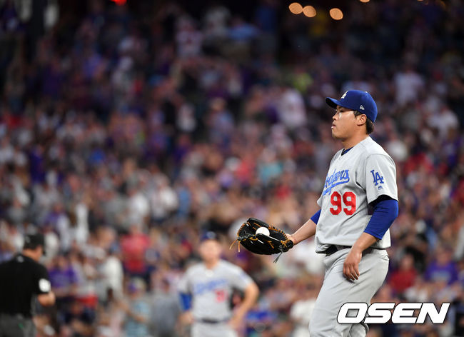 29일(한국시간) 미국 콜로라도주 덴버 쿠어스필드에서 '2019 메이저리그' 콜로라도 록키스와 LA다저스의 경기가 열렸다. 네 번째 10승 도전에 나서는 류현진이다. 아홉수라는 징크스가 스멀스멀 피어오르는 상황에서 류현진이 그동안 악몽을 꿨던 장소에서 마운드에 오른다. ‘투수들의 무덤’이라고 불리는 쿠어스필드에서 류현진은 4경기 1승3패 평균자책점 7.56의 성적을 기록하는데 그쳤다. 그동안의 악몽을 씻어내고 쿠어스필드를 완벽히 정복하며 10승에 성공하는 시나리오를 만들어야 한다. 한편, 이날 콜로라도는 선발투수로 안토니오 센자텔라를 내세웠다. 5회말 무사 5회에만 5실점 한 류현진이 강판 당하고 있다./ eastsea@osen.co.kr