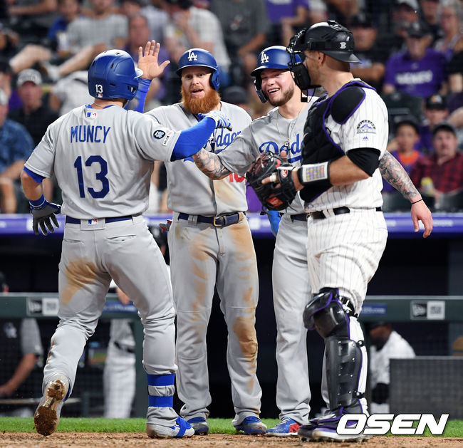 류현진(LA 다저스)은 다시 한 번 천적과 로키산맥 앞에서 좌절했다. 악연의 고리를 끊지 못했다. 류현진은 29일(이하 한국시간) 미국 콜로라도주 덴버 쿠어스필드에서 열린 콜로라도 로키스와의 경기에 선발 등판해 4이닝 9피안타(3피홈런) 1볼넷 4탈삼진 7실점으로 강판됐다. 4번째 10승 도전은 쿠어스필드의 로키산맥 앞에 좌절했다. 6회초 1사 2,3루 LA다저스 먼시가 스리런홈런을 쏘아올린 후 터너-버두고와 기쁨을 나누고 있다. / eastsea@osen.co.kr