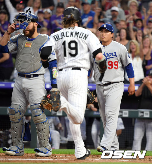 29일(한국시간) 미국 콜로라도주 덴버 쿠어스필드에서 '2019 메이저리그' 콜로라도 록키스와 LA다저스의 경기가 열렸다. 네 번째 10승 도전에 나서는 류현진이다. 아홉수라는 징크스가 스멀스멀 피어오르는 상황에서 류현진이 그동안 악몽을 꿨던 장소에서 마운드에 오른다. ‘투수들의 무덤’이라고 불리는 쿠어스필드에서 류현진은 4경기 1승3패 평균자책점 7.56의 성적을 기록하는데 그쳤다. 그동안의 악몽을 씻어내고 쿠어스필드를 완벽히 정복하며 10승에 성공하는 시나리오를 만들어야 한다. 한편, 이날 콜로라도는 선발투수로 안토니오 센자텔라를 내세웠다. 5회말 무사 1루 데스몬드의 안타에 블랙몬이 홈을 밟고 있다./ eastsea@osen.co.kr