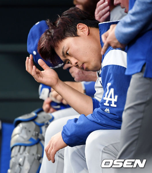 류현진(LA 다저스)은 다시 한 번 천적과 로키산맥 앞에서 좌절했다. 악연의 고리를 끊지 못했다.  류현진은 29일(이하 한국시간) 미국 콜로라도주 덴버 쿠어스필드에서 열린 콜로라도 로키스와의 경기에 선발 등판해 4이닝 9피안타(3피홈런) 1볼넷 4탈삼진 7실점으로 강판됐다. 4번째 10승 도전은 쿠어스필드의 로키산맥 앞에 좌절했다.  4회말 이닝 마친 류현진이 아쉬움에 고개를 떨구고 있다. / eastsea@osen.co.kr