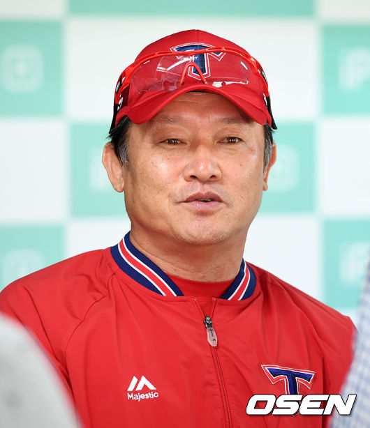 덕아웃에서 박흥식 감독 대행이 취재진들과 인터뷰를 하고 있다. /rumi@osen.co.kr