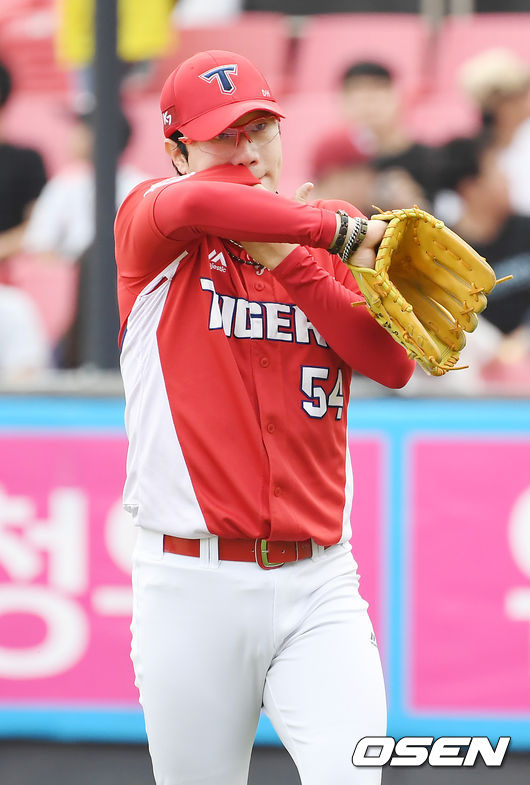1회말을 마친 KIA 선발 양현종이 땀을 닦으며 덕아웃으로 들어오고 있다./rumi@osen.co.kr