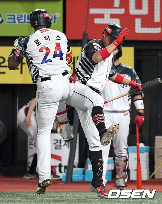 5회말 무사 선두타자로 나선 KT 로하스가 달아나는 솔로포를 날리고 홈을 밟은 뒤 황재균과 세리머니를 하고 있다. /dreamer@osen.co.kr