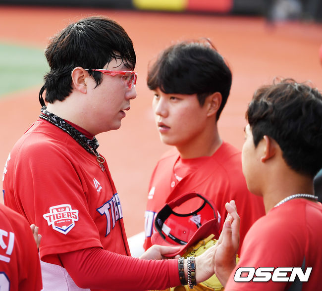 3회말을 마친 KIA 선발 양현종이 덕아웃으로 들어가며 동료들과 하이파이브를 하고 있다. /rumi@osen.co.kr