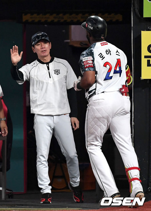 5회말 무사 선두타자로 나선 KT 로하스가 달아나는 솔로포를 날리고 홈을 밟은 뒤 이강철 감독과 인사를 하고 있다. /dreamer@osen.co.kr