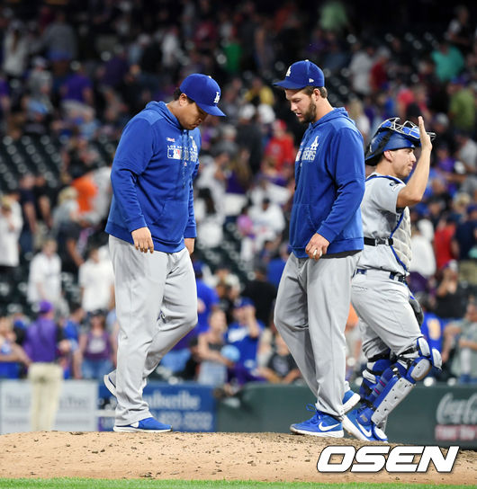 LA 다저스가 33안타를 주고 받는 난타전 끝에 승리를 챙겼다.   다저스는 28일(이하 한국시간) 미국 콜로라도주 덴버 쿠어스필드에서 열린 ‘2019 메이저리그’ 콜로라도 로키스와의 경기에서 12-8로 승리를 거뒀다. 이로써 다저스는 시즌 56승27패를 마크했다. 콜로라도는 42승39패가 됐다.  경기 후 류현진이 팀동료 클레이튼 커쇼와 쿠어스필드 마운드를 점검하고 있다. / eastsea@osen.co.kr
