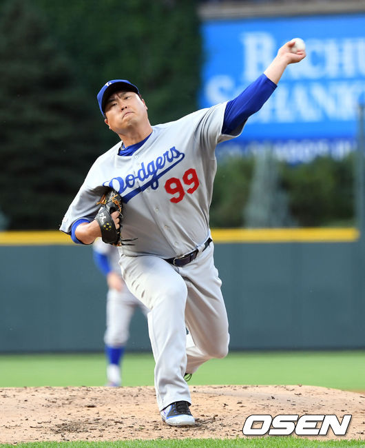 29일(한국시간) 미국 콜로라도주 덴버 쿠어스필드에서 '2019 메이저리그' 콜로라도 록키스와 LA다저스의 경기가 열렸다.  네 번째 10승 도전에 나서는 류현진이다. 아홉수라는 징크스가 스멀스멀 피어오르는 상황에서 류현진이 그동안 악몽을 꿨던 장소에서 마운드에 오른다. ‘투수들의 무덤’이라고 불리는 쿠어스필드에서 류현진은 4경기 1승3패 평균자책점 7.56의 성적을 기록하는데 그쳤다. 그동안의 악몽을 씻어내고 쿠어스필드를 완벽히 정복하며 10승에 성공하는 시나리오를 만들어야 한다. 한편, 이날 콜로라도는 선발투수로 안토니오 센자텔라를 내세웠다.  1회말 류현진이 힘차게 공을 던지고 있다./ eastsea@osen.co.kr