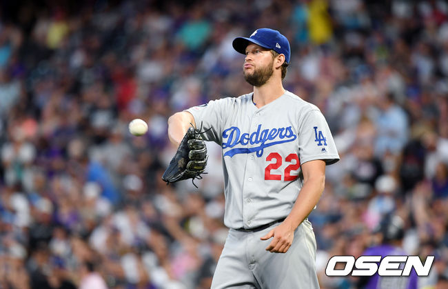 30일(한국시간) 미국 콜로라도주 덴버 쿠어스필드에서 '2019 메이저리그' 콜로라도 록키스와 LA다저스의 경기가 열렸다.  이날 콜로라도는 선발투수로 조나단 그레이를, LA다저스는 클레이튼 커쇼를 내세웠다.  경기 6회말 1사 만루위기 놓인 LA다저스 선발투수 클레이튼 커쇼가 아쉬워하고 있다. / eastsea@osen.co.kr