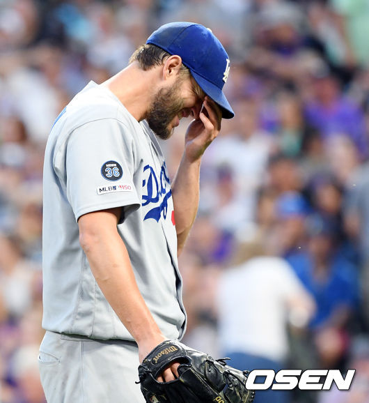 30일(한국시간) 미국 콜로라도주 덴버 쿠어스필드에서 '2019 메이저리그' 콜로라도 록키스와 LA다저스의 경기가 열렸다. 이날 콜로라도는 선발투수로 조나단 그레이를, LA다저스는 클레이튼 커쇼를 내세웠다. 경기 6회말 3실점 추가하며 패전위기에 놓인 LA다저스 선발투수 클레이튼 커쇼가 아쉬워하고 있다. / eastsea@osen.co.kr