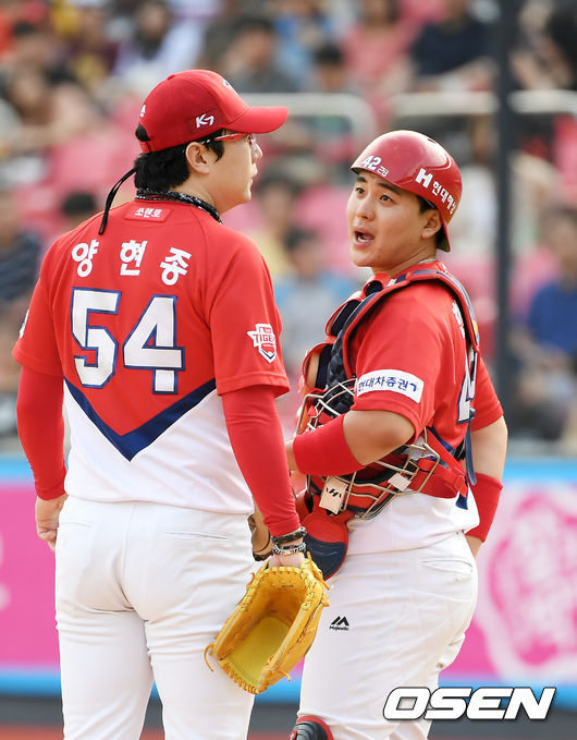 29일 오후 경기도 수원 KT위즈파크에서 ‘2019 신한은행 MY CAR KBO리그’ kt 위즈와 KIA 타이거즈의 경기가 열렸다.2회말 1사 주자 1,2루 kt 심우준 타석에서 KIA 한승택이 마운드에 올라 선발 양현종과 얘기를 나누고 있다. /rumi@osen.co.kr