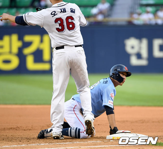 29일 오후 서울 잠실야구장에서 ‘2019년 신한은행 마이카 KBO리그’ 두산 베어스와 롯데 자이언츠의 경기가 열렸다.6회초 1사 1루에서 롯데 강로한이 견제사아웃 되고 있다. /sunday@osen.co.kr