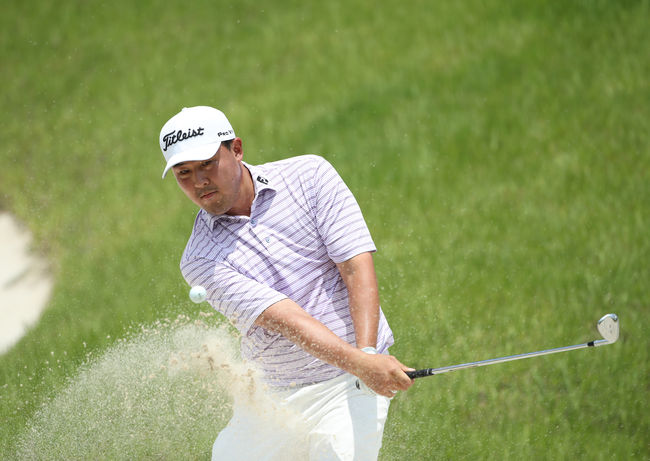 4번홀 벙커에서 탈출하고 있는 이원준. /KPGA 제공.