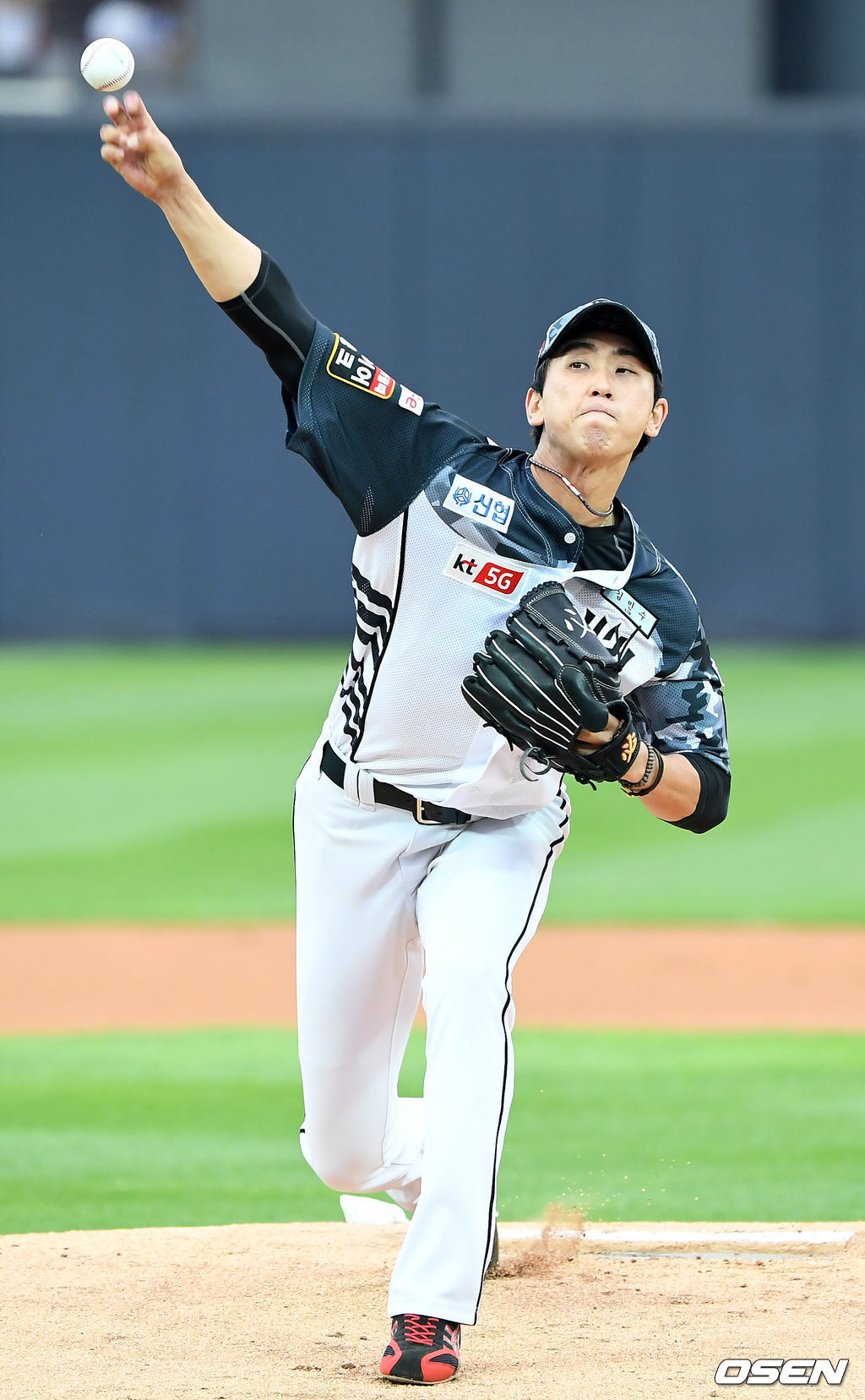 kt 선발 김민수가 힘차게 공을 뿌리고 있다. /rumi@osen.co.kr