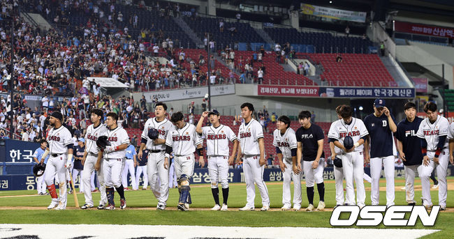 경기 종료 후 두산 선수들이 경기장을 나가고 있다. /sunday@osen.co.kr
