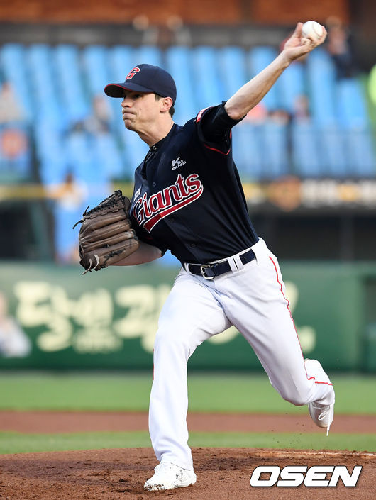 롯데 선발 레일리가 마운드 위에서 힘차게 공을 뿌리고 있다./rumi@osen.co.kr