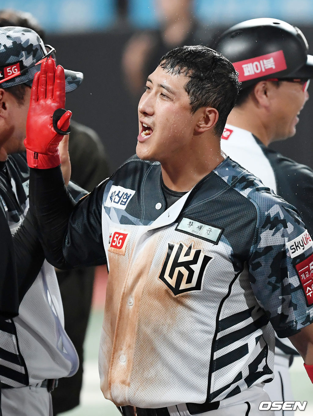 연장 11회말 1사 kt 황재균이 끝내기 홈런을 날린 후 코치진들과 하이파이브를 하고 있다. /rumi@osen.co.kr