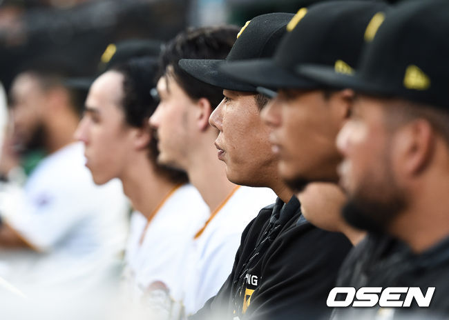 강정호가 덕아웃에서 경기를 지켜보고 있다. / soul1014@osen.co.kr