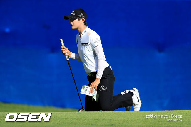 박성현이 대회 2라운드 17번홀에서 신중하게 그린 플레이를 하고 있다. /ⓒGettyimages(무단전재 및 재배포 금지)