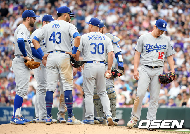 1일(한국시간) 미국 콜로라도주 덴버 쿠어스필드에서 '2019 메이저리그' 콜로라도 록키스와 LA다저스의 경기가 열렸다.  이날 콜로라도는 선발투수로 치치 곤잘레스를, LA다저스는 마에다 겐타를 내세웠다.  5회말 1사 1,3루 콜로라도 블랙몬 타석 때 LA다저스 선발투수 마에다 겐타가 로버츠 감독의 마운드 방문에 교체되고 있다. / eastsea@osen.co.kr