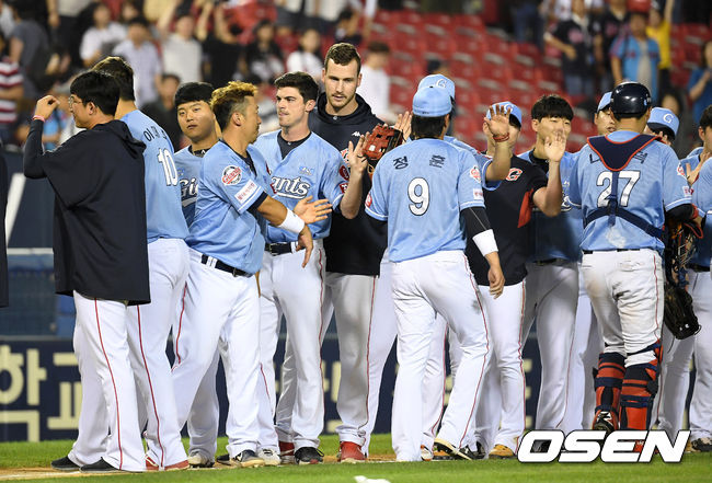경기 종료 후 롯데 선수들이 승리의 기쁨을 나누고 있다. /sunday@osen.co.kr