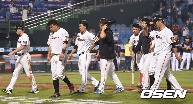 역전패를 당한 한화 선수단이 그라운드를 나서고 있다./youngrae@osen.co.kr
