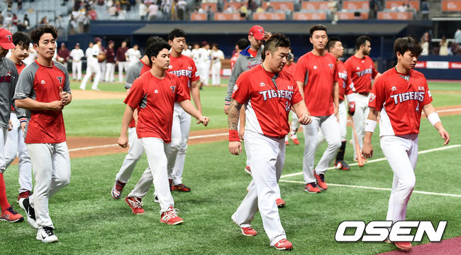 경기에서 패배한 KIA 선수들이 아쉬워하며 경기장을 나서고 있다. /pjmpp@osen.co.kr