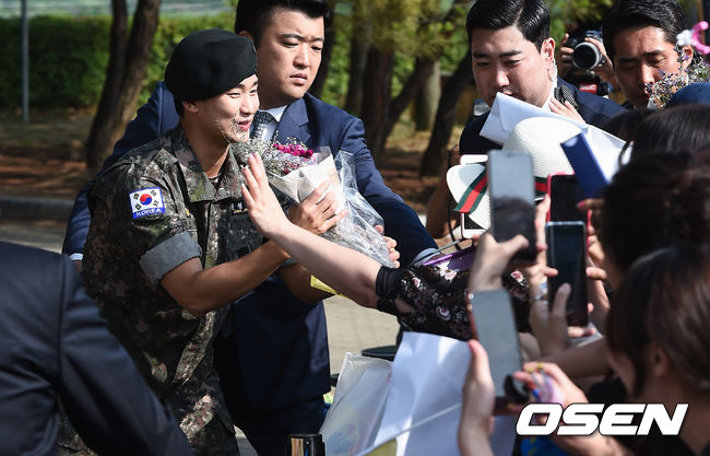 전역한 김수현이 팬들에게 축하 꽃다발을 받고 있다. / soul1014@osen.co.kr