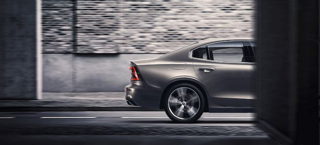 8년만에 풀체인지 돼 출시 되는 볼보차 신형 S60 티저 이미지.