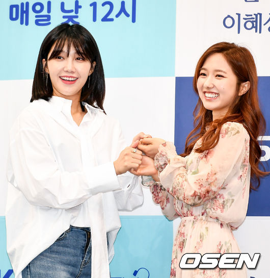 라디오 DJ 정은지, 이혜성이 포토타임을 갖고 있다. /pjmpp@osen.co.kr