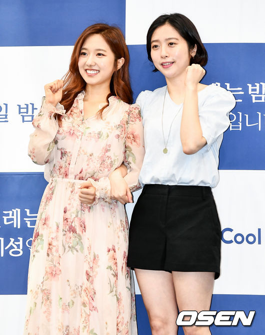 라디오 DJ 정은지, 이혜성이 포토타임을 갖고 있다. /pjmpp@osen.co.kr