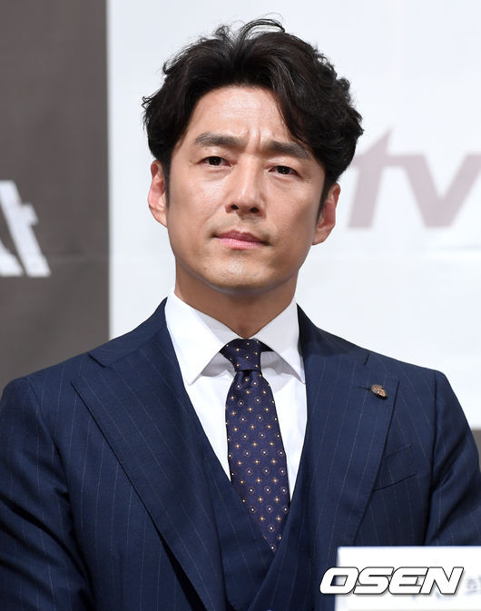 1일 오후 서울 논현동 임피리얼팰리스 호텔에서 tvN 새 월화드라마 '60일, 지정생존자' 제작발표회가 열렸다.  배우 지진희가 참석해 취재진의 질문을 듣고 있다. /dreamer@osen.co.kr