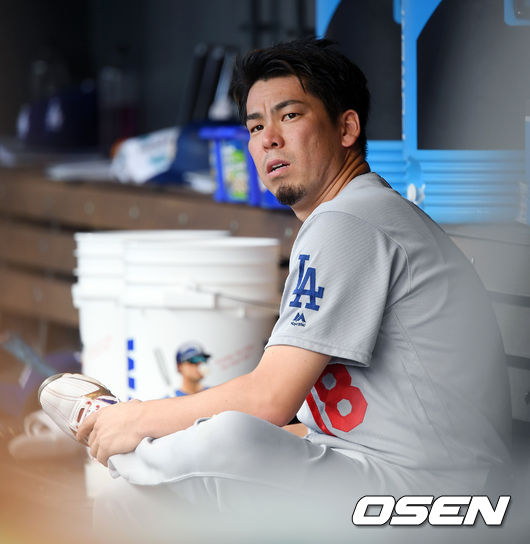 LA다저스 선발투수 마에다 겐타가 동료들의 경기를 지켜보고 있다. / eastsea@osen.co.kr