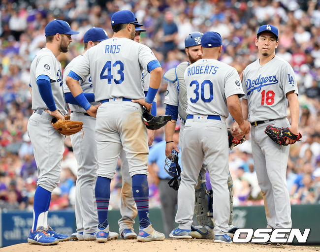 5회말 1사 1,3루 콜로라도 블랙몬 타석 때 LA다저스 선발투수 마에다 겐타가 로버츠 감독의 마운드 방문에 교체되고 있다. / eastsea@osen.co.kr