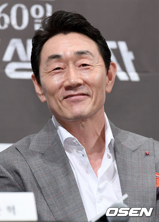 1일 오후 서울 논현동 임피리얼팰리스 호텔에서 tvN 새 월화드라마 '60일, 지정생존자' 제작발표회가 열렸다.  배우 허준호가 참석해 인사말을 준비하고 있다. /dreamer@osen.co.kr