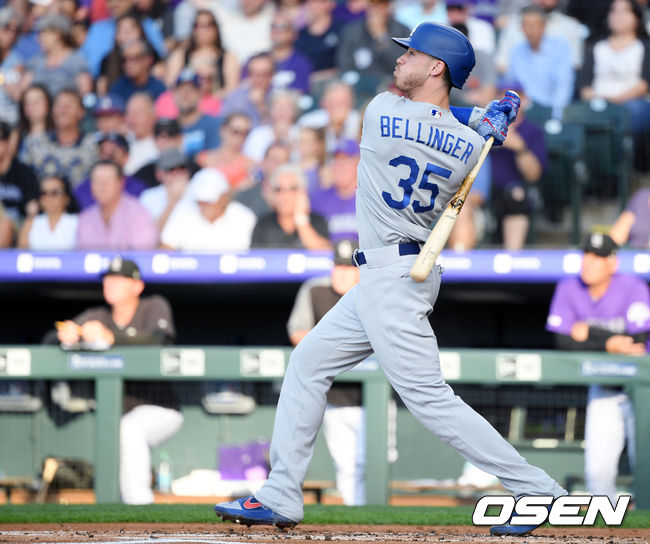 LA다저스 선두타자 코디 벨린저가 선취 솔로홈런을 쏘아올리고 있다. / eastsea@osen.co.kr