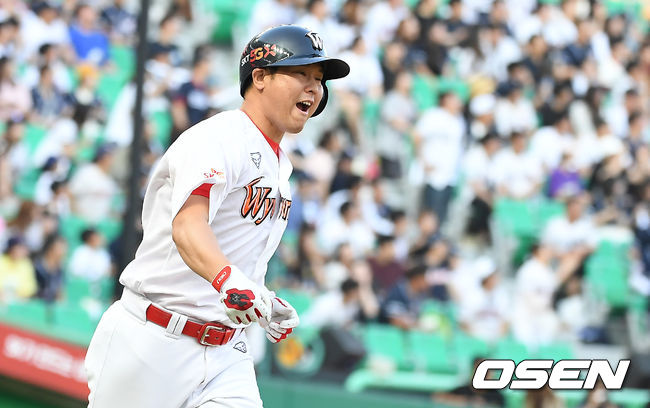 5회말 2사 2루 SK 최정이 투런 홈런을 때린 뒤 베이스를 돌고 있다. /youngrae@osen.co.kr