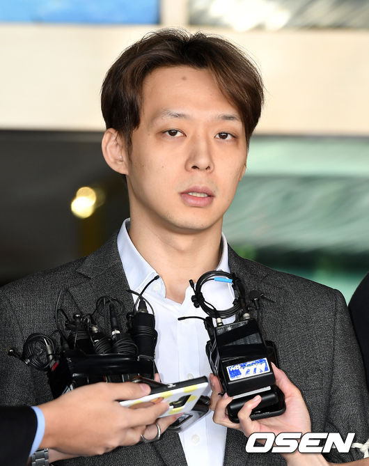 3일 오전 마약 투약 혐의로 구속된 배우 박유천이 경기남부지방경찰청에서 수원지검에 송치됐다.배우 박유천이 검찰로 송치되며 취재진의 질문에 답하고 있다. /sunday@osen.co.kr