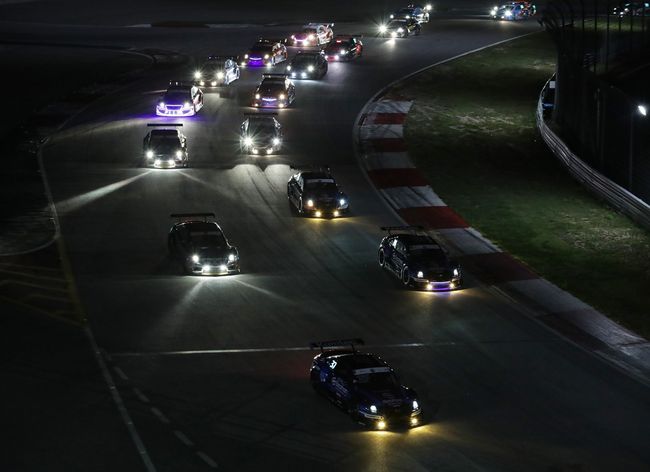 지난 시즌 슈퍼레이스 나이트레이스에서 인제스피디움을 내달리고 있는 슈퍼 6000 클래스 출전 차량들.